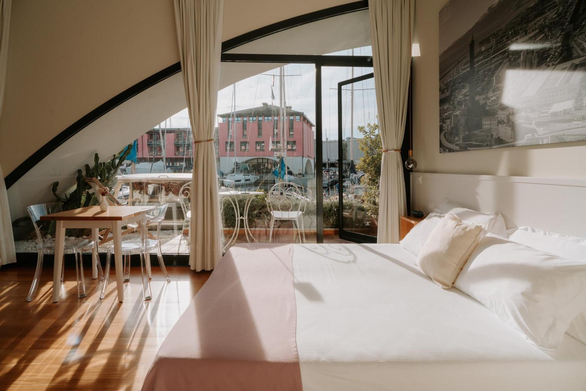 Doppelzimmer mit Balkon und Meerblick
